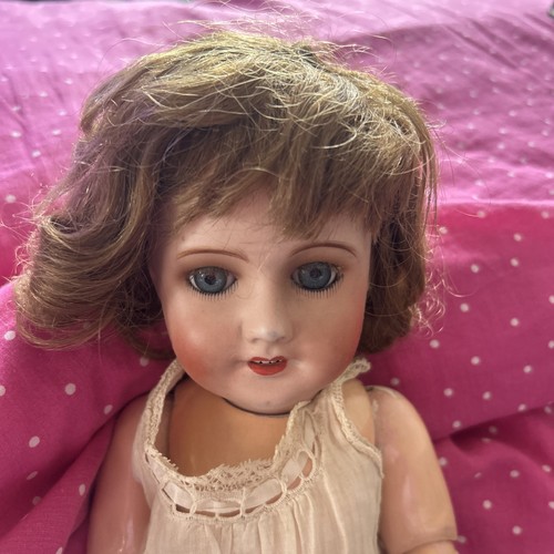 Jolie poupée ancienne - jolie, unis